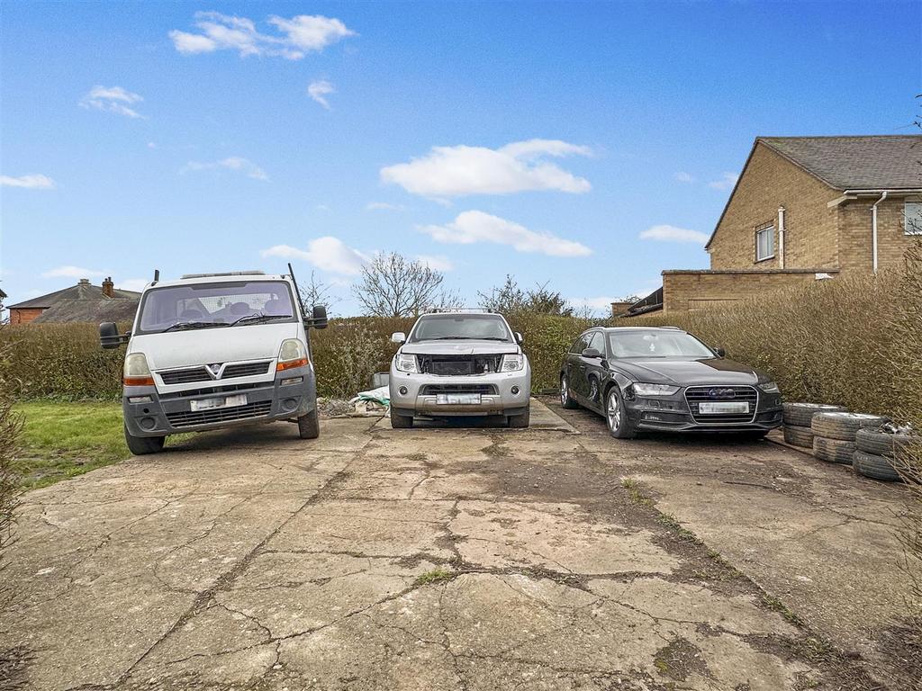 Extensive Driveway 494