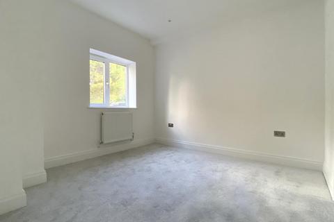 2 bedroom flat to rent, Cricket Green, Mitcham