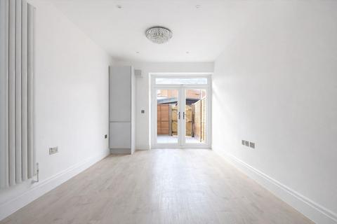 2 bedroom flat to rent, Cricket Green, Mitcham