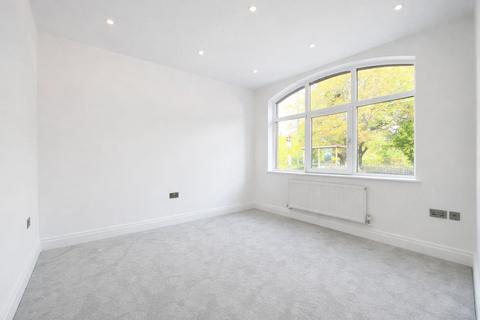 2 bedroom flat to rent, Cricket Green, Mitcham