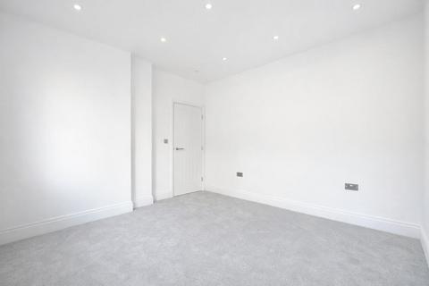 2 bedroom flat to rent, Cricket Green, Mitcham