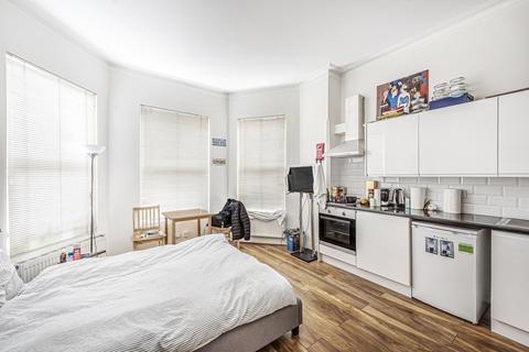 Studio to rent, Manstone Road, London, NW2