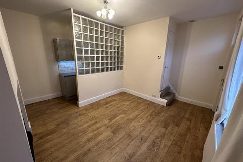 2 bedroom terraced house to rent, South Street, Brighouse