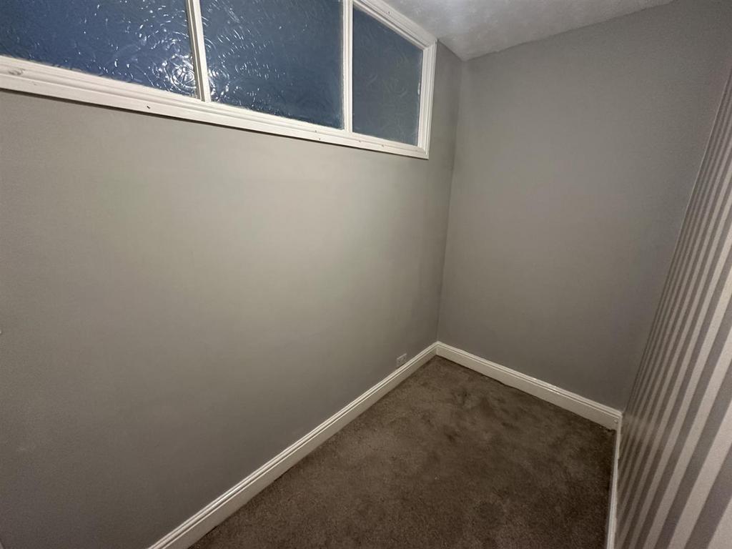 Small bedroom.jpg