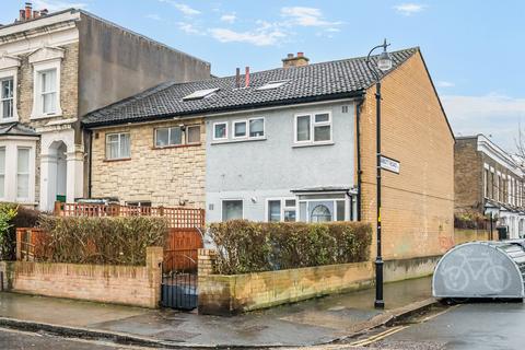 3 bedroom end of terrace house for sale, Fenwick Road, London, SE15