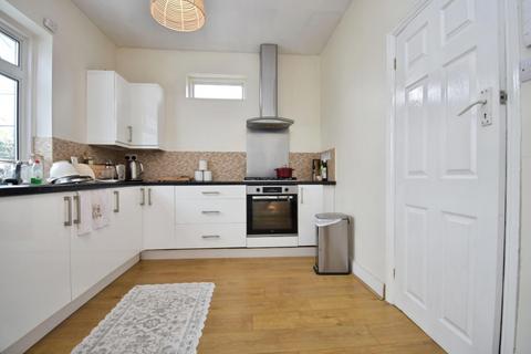 4 bedroom semi-detached house to rent, Faraday Avenue Sidcup DA14