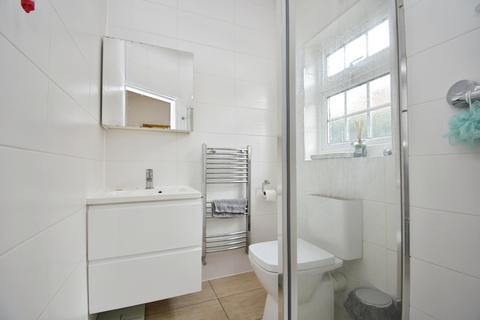4 bedroom semi-detached house to rent, Faraday Avenue Sidcup DA14