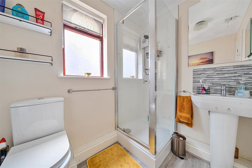 Drovers Shower Room.jpg