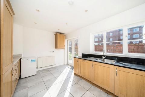 4 bedroom flat to rent, Cross Way, London NW10