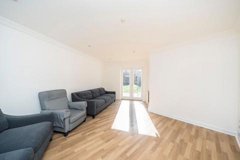 4 bedroom flat to rent, Cross Way, London NW10