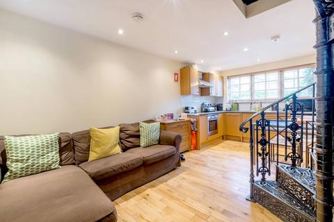 undefined, Salisbury Mews, Fulham, London, SW6