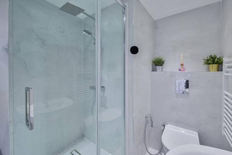 3 bedroom flat to rent, Earls Court Road, Earls Court, London, SW5