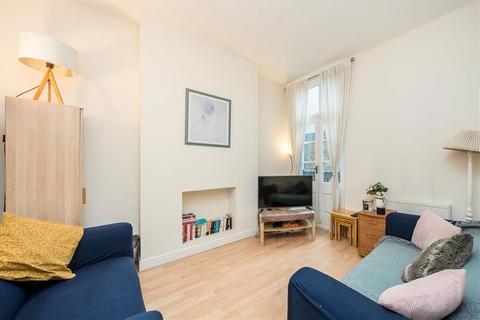3 bedroom flat for sale, Hearnville Road, London SW12