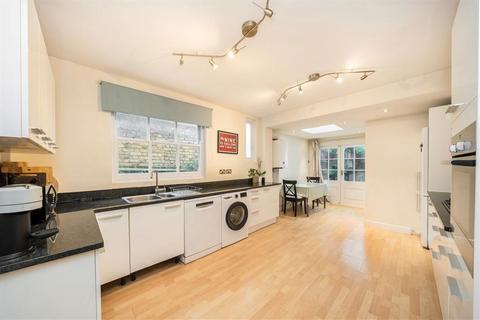 3 bedroom flat for sale, Hearnville Road, London SW12