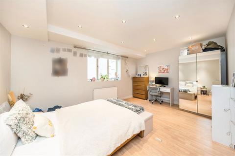 3 bedroom flat for sale, Hearnville Road, London SW12