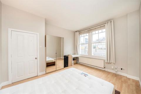 3 bedroom flat for sale, Hearnville Road, London SW12