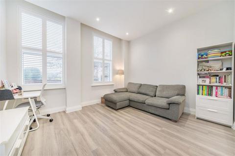 2 bedroom flat for sale, Hampton Road, Teddington TW11
