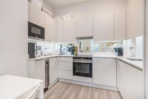 2 bedroom flat for sale, Hampton Road, Teddington TW11
