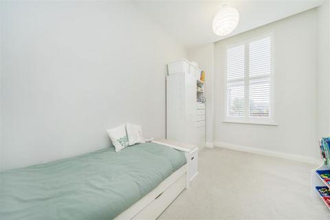 2 bedroom flat for sale, Hampton Road, Teddington TW11