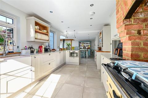 4 bedroom detached house for sale, Basingstoke Road, Reading RG7