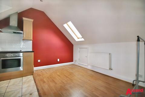 1 bedroom flat to rent, Heath Park Road, Homeleigh Apartments, RM2