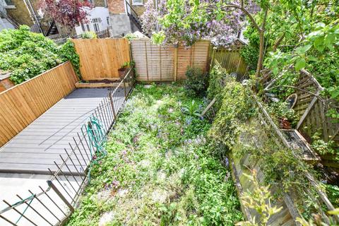 2 bedroom maisonette to rent, Boundary Road, Colliers Wood SW19