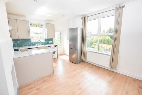 2 bedroom maisonette to rent, Boundary Road, Colliers Wood SW19