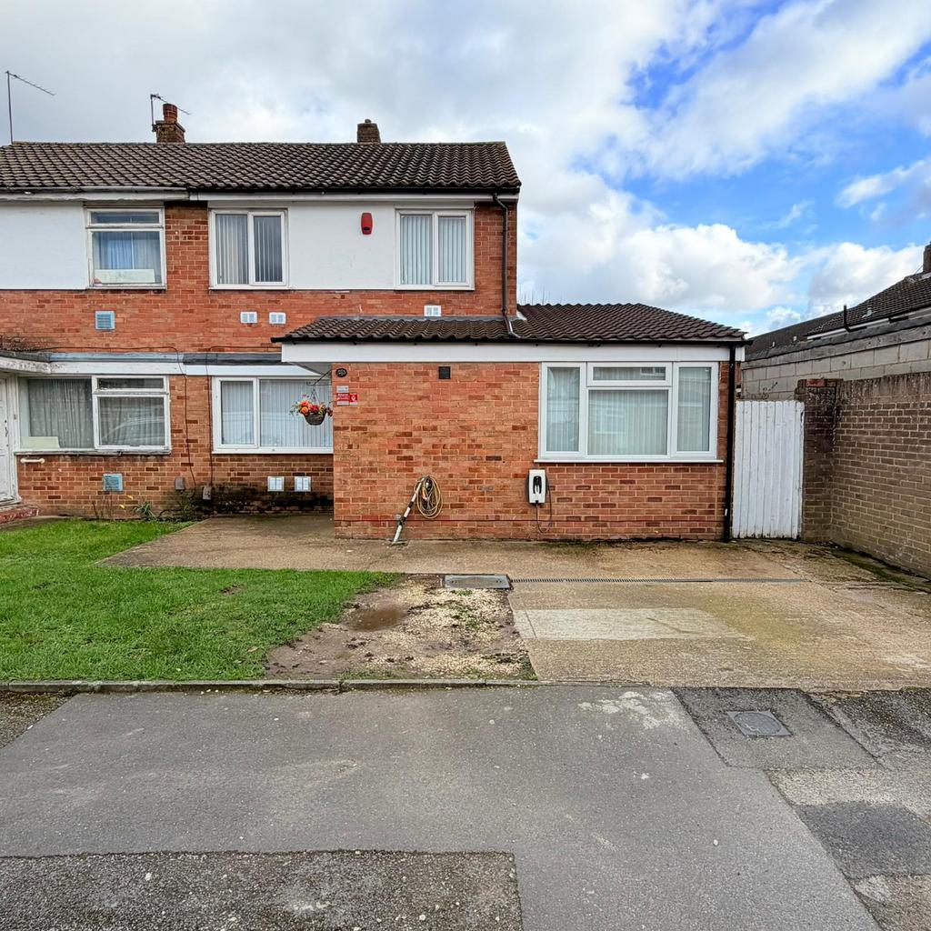 4 bed semi-detached house to rent Pennine Way, Ha