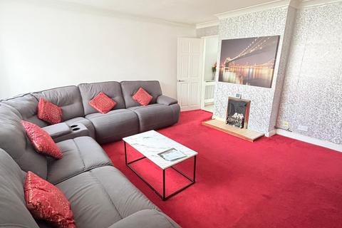 4 bedroom semi-detached house to rent, PENNINE WAY, HARLINGTON, UB3 5LP
