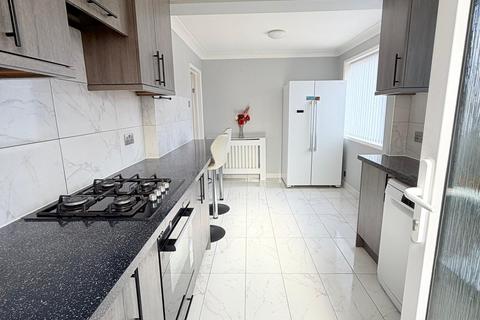 4 bedroom semi-detached house to rent, PENNINE WAY, HARLINGTON, UB3 5LP