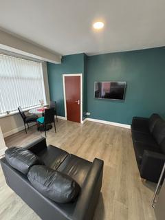 3 bedroom end of terrace house to rent, Kippax Street, M14 7NJ