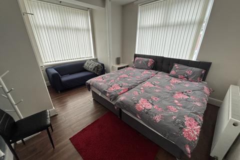 3 bedroom end of terrace house to rent, Kippax Street, M14 7NJ