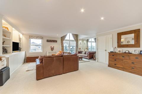 3 bedroom flat to rent, Whistlers Avenue, London, SW11