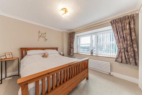 3 bedroom flat to rent, Whistlers Avenue, London, SW11