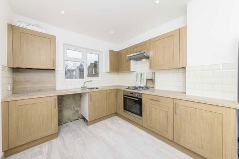 3 bedroom flat to rent, Mount Ephraim Road, London SW16