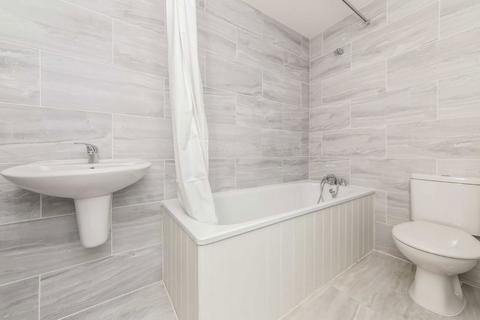 3 bedroom flat to rent, Mount Ephraim Road, London SW16