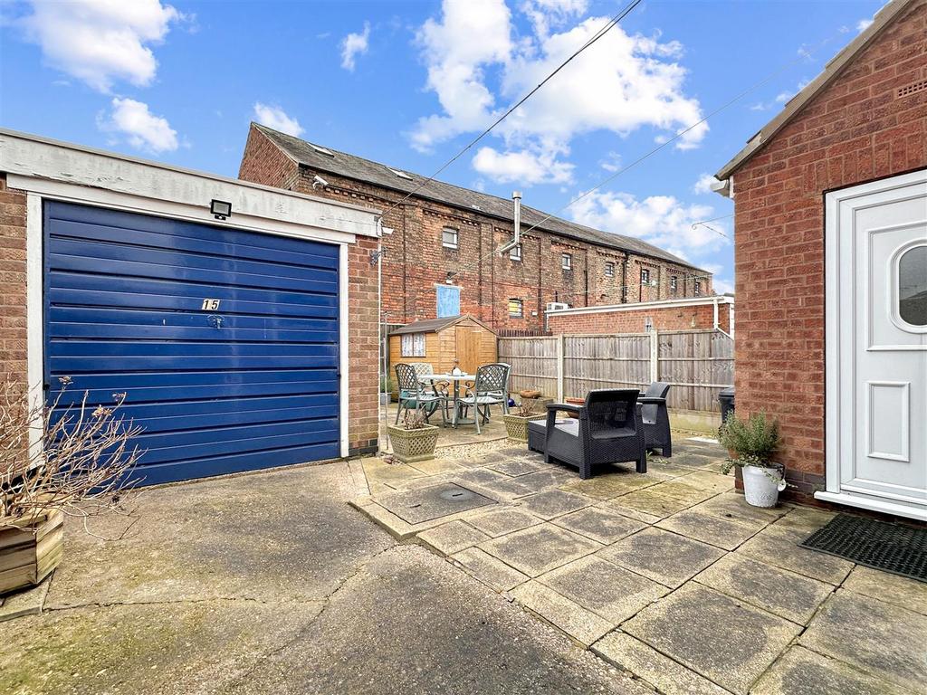 Garage &amp; Rear Garden 025