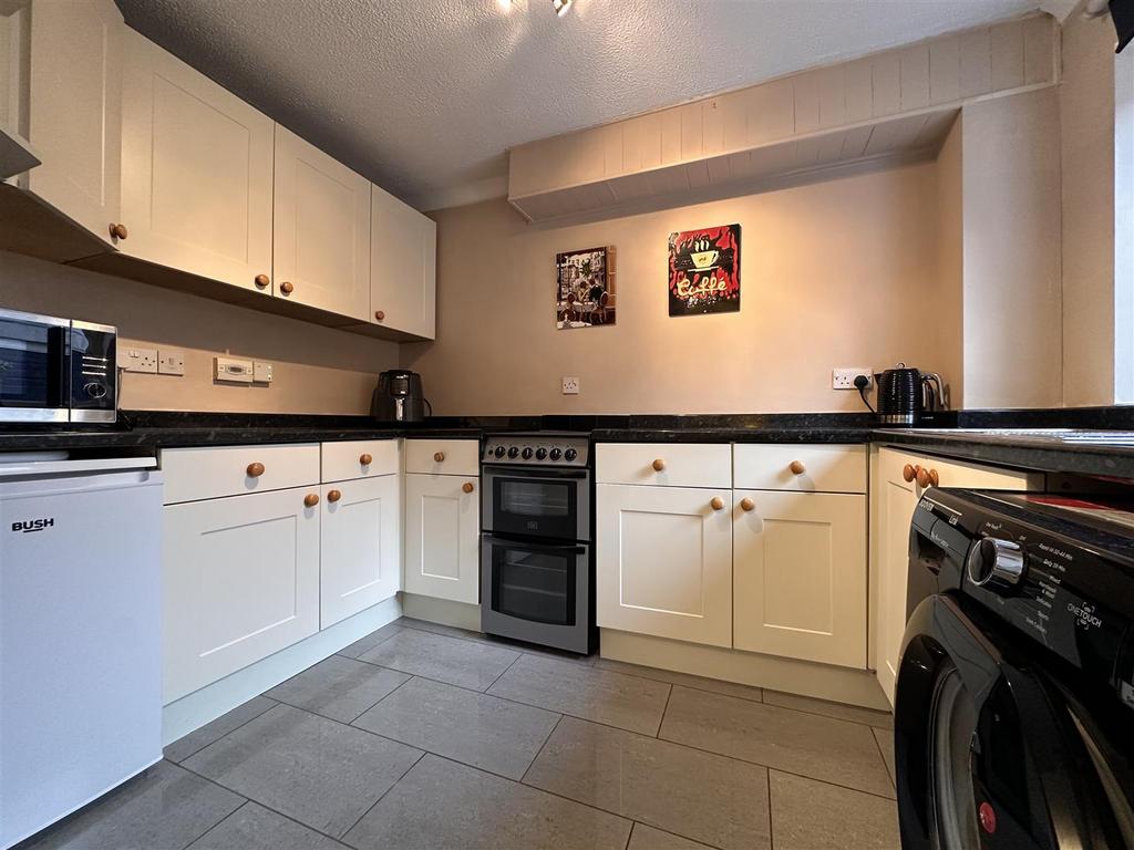 Modern Fitted Kitchen 988