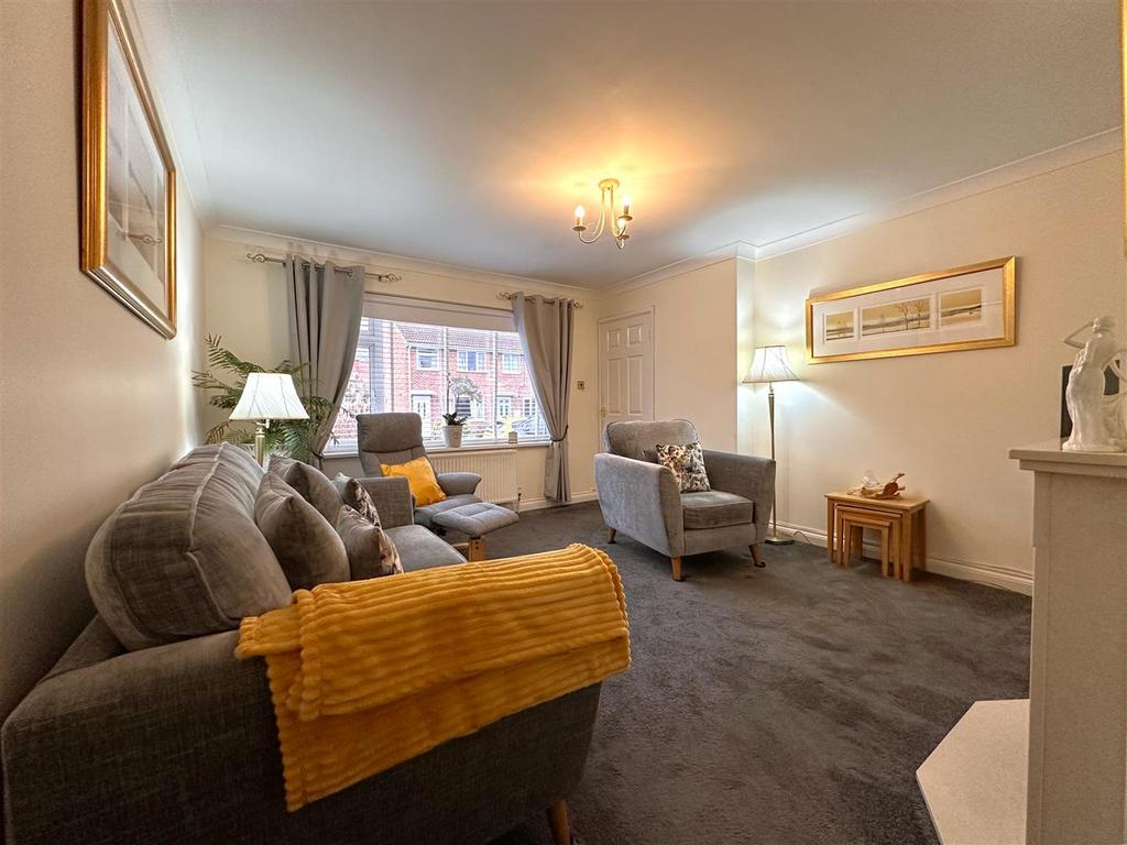 Sizeable Living Room 011