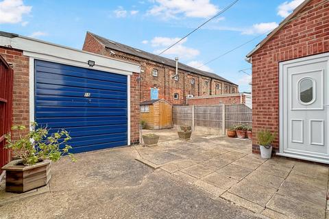 3 bedroom semi-detached house for sale, Kingsnorth Close, Newark