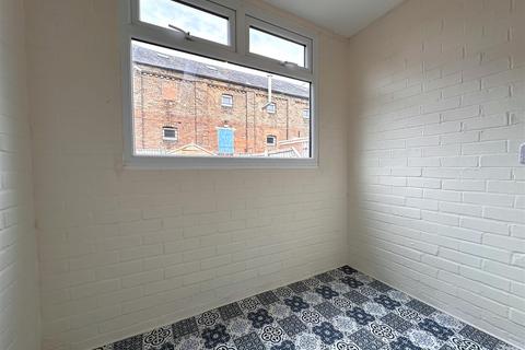 3 bedroom semi-detached house for sale, Kingsnorth Close, Newark