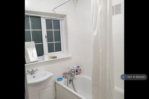3 bedroom semi-detached house to rent, Lansbury Crescent, Dartford, DA1
