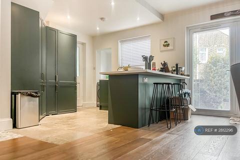 3 bedroom end of terrace house to rent, Appledore Close, London, SW17