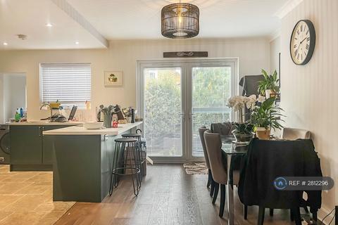 3 bedroom end of terrace house to rent, Appledore Close, London, SW17