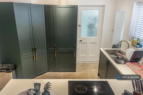 3 bedroom end of terrace house to rent, Appledore Close, London, SW17