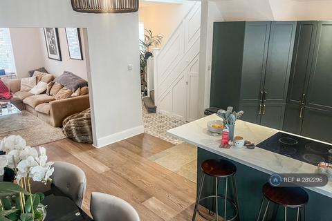 3 bedroom end of terrace house to rent, Appledore Close, London, SW17