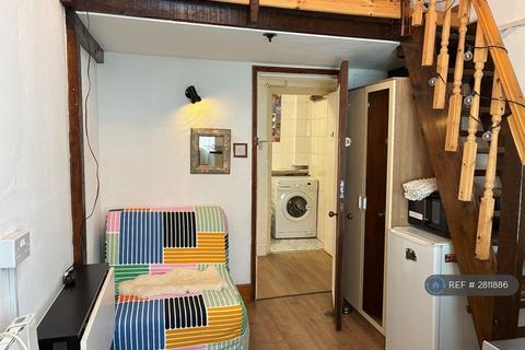 Studio to rent, Hogarth Rd, London, SW5