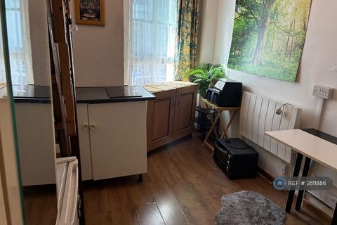 Studio to rent, Hogarth Rd, London, SW5