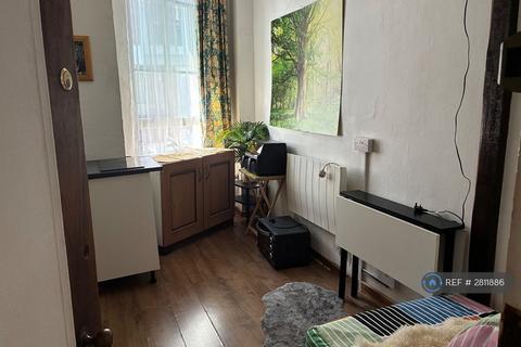 Studio to rent, Hogarth Rd, London, SW5