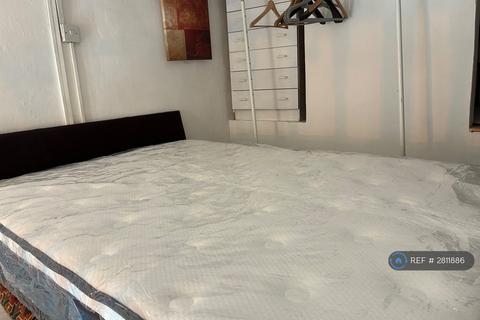 Studio to rent, Hogarth Rd, London, SW5